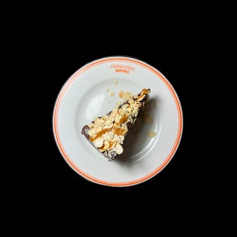 Torta de chocolate y almendras fileteadas
